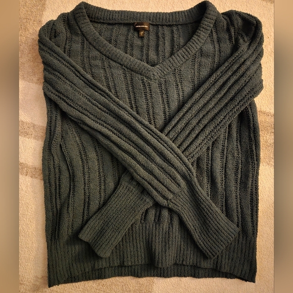 V-Neck Pullover Sweater - Picture 4 of 8